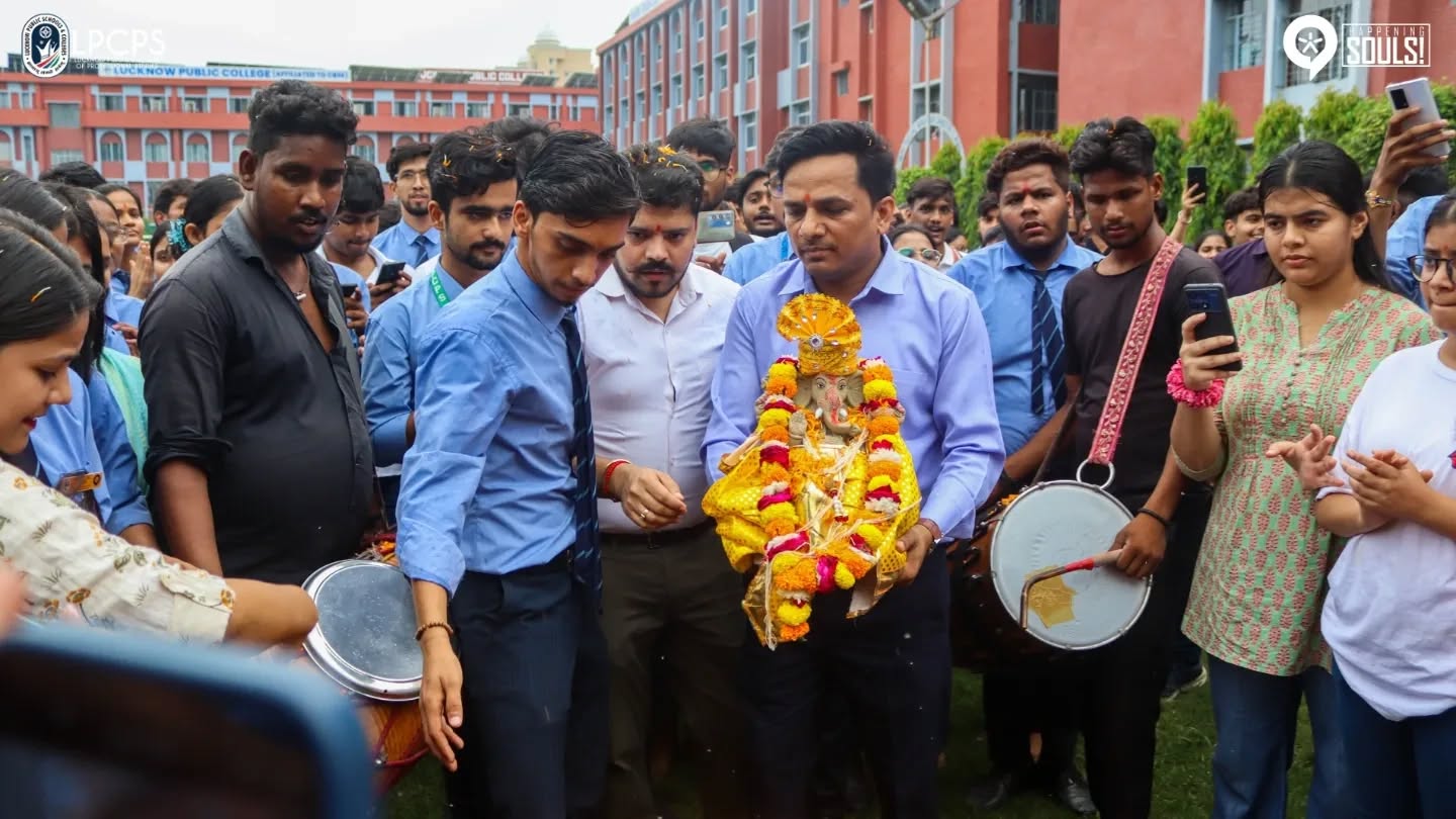 गणपति बप्पा मोरया, पुढच्या वर्षी लवकर या!